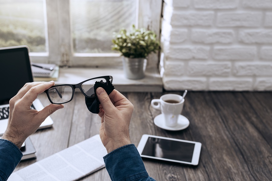 10 dicas para cuidar das lentes dos seus óculos